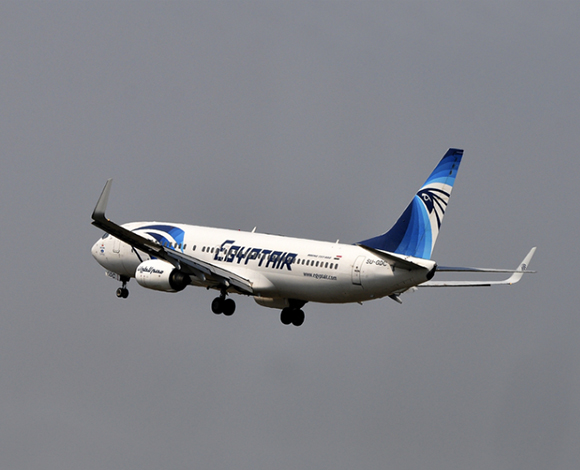 بالفيديو والصور: هكذا احتفل الناجي الوحيد من سقوط الطائرة المصرية!